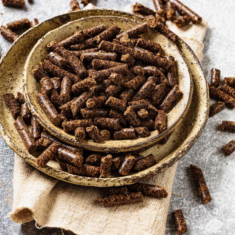 Röschmann leinkuchen pellets in einer Schale
