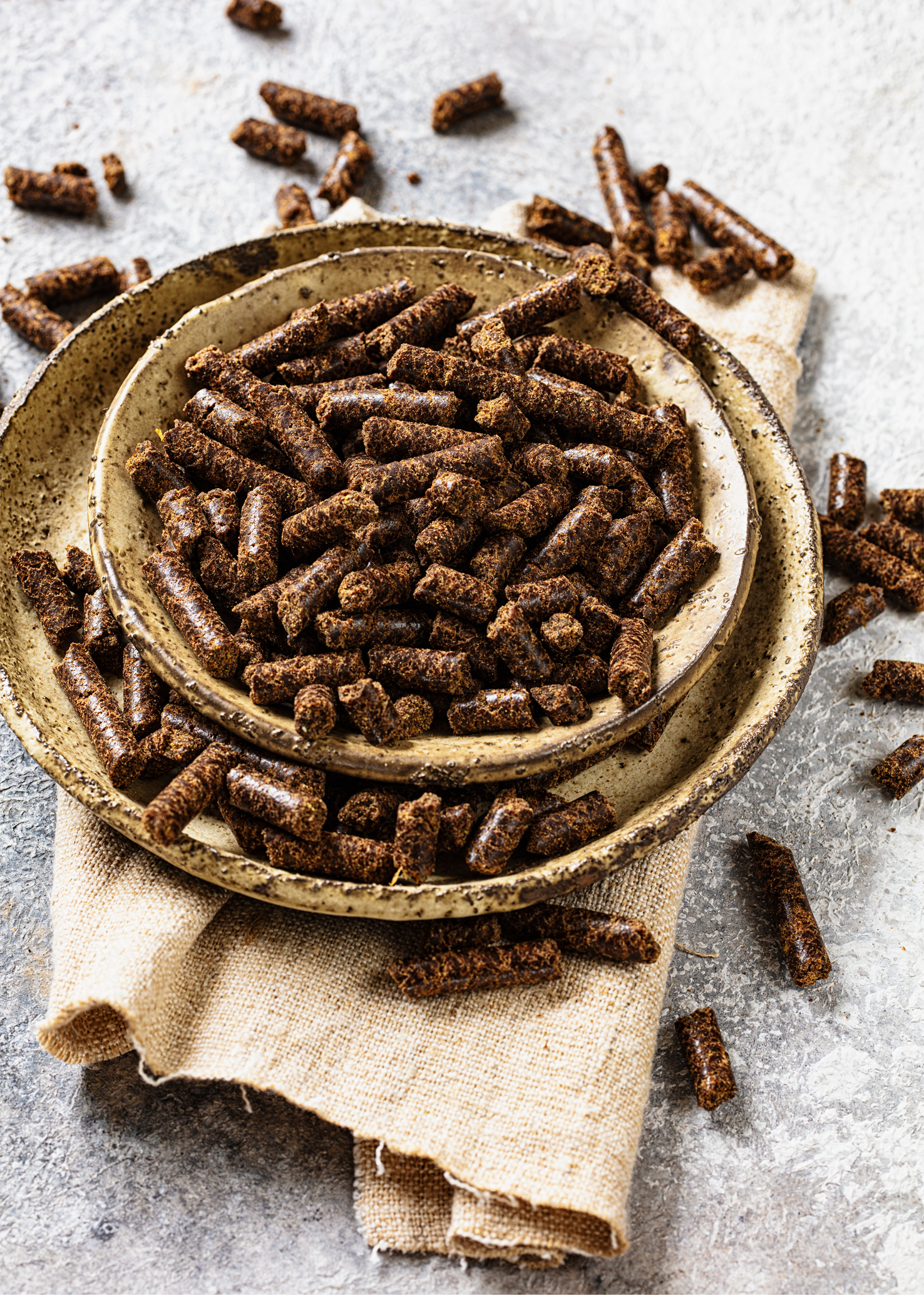 Röschmann leinkuchen pellets in einer Schale