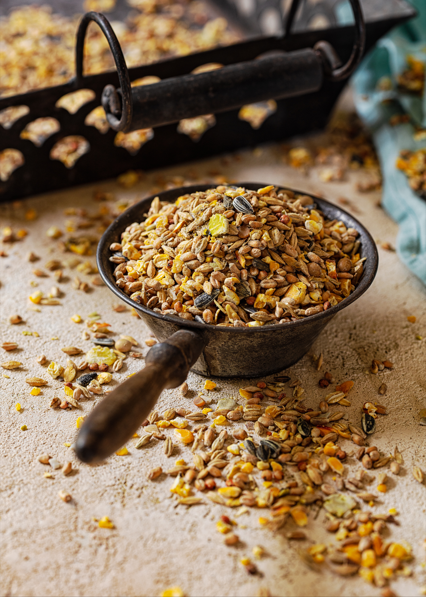 Röschmann Hühnerfutter r’ geflügel müsli in einer Schale mit Griff