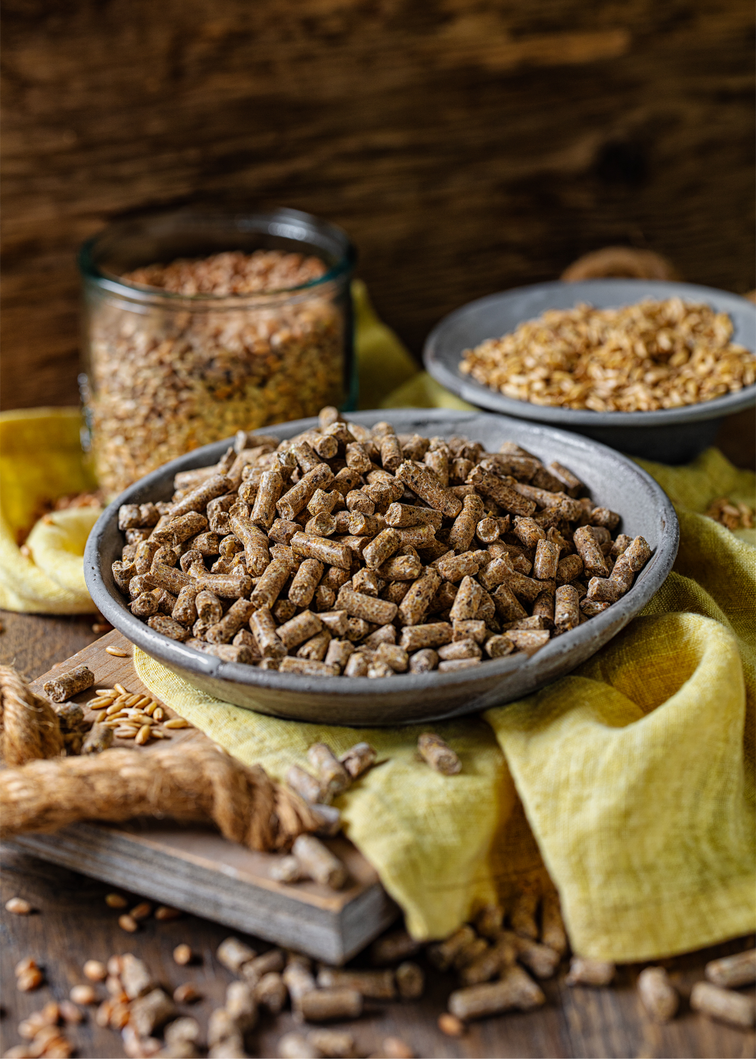 Röschmann Pferdefutter r’ leben zuchtpellet in einer Schale