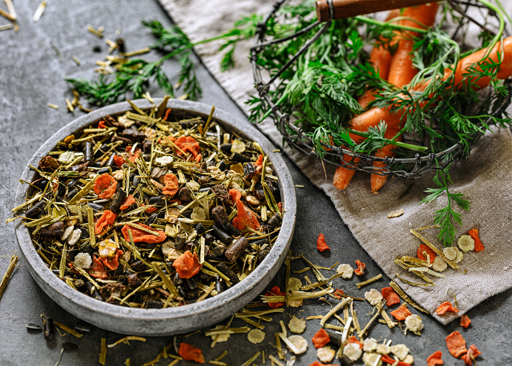 Röschmann Pferdefutter r’ vital getreidefrei in einer flachen Schale