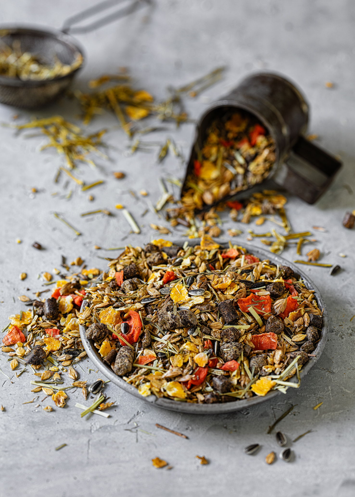 Röschmann Pferdefutter r’ vital struktur mit dinkel in einer flachen Schale