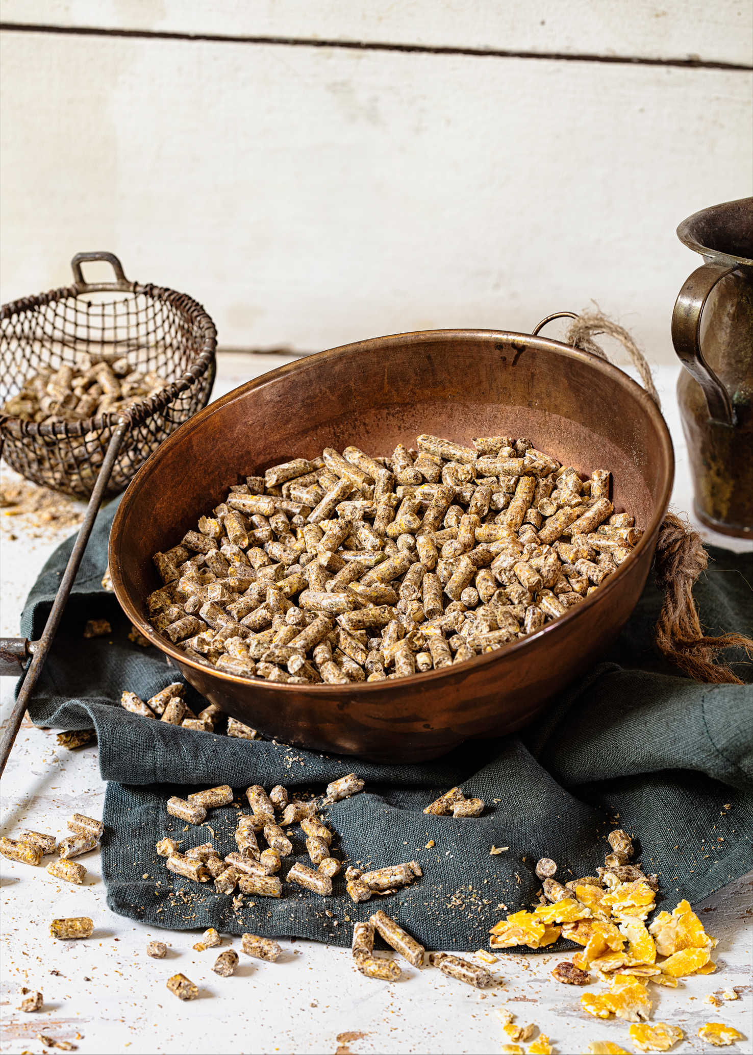 Röschmann Pferdefutter r’ klassik pferdepellets in einer Holzschale