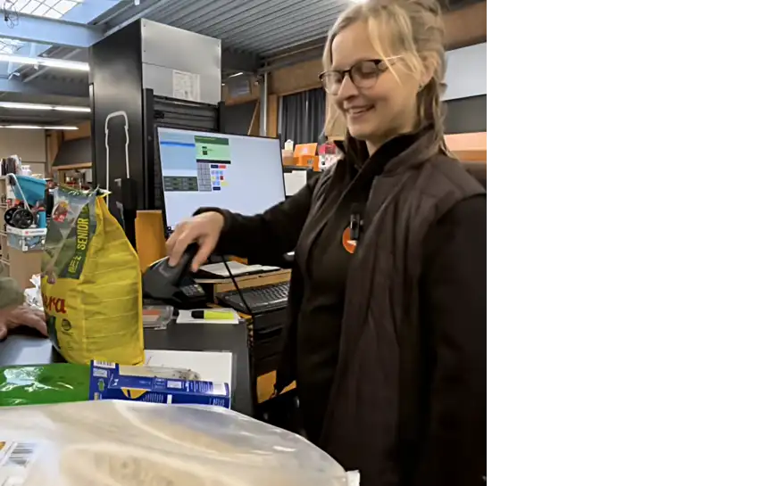 Eine Mitarbeiterin scannt Artikel an der Kasse im Röschmann Landhandel in Hadenfeld